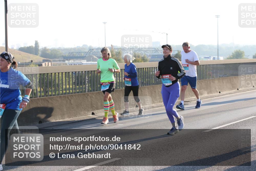 03.10.2025 - Köhlbrandbrückenlauf Lena Gebhardt http://msf.ph/oto/9041842 03.10.2025 09:25:46 Position 1 2524 meine-sportfotos.de