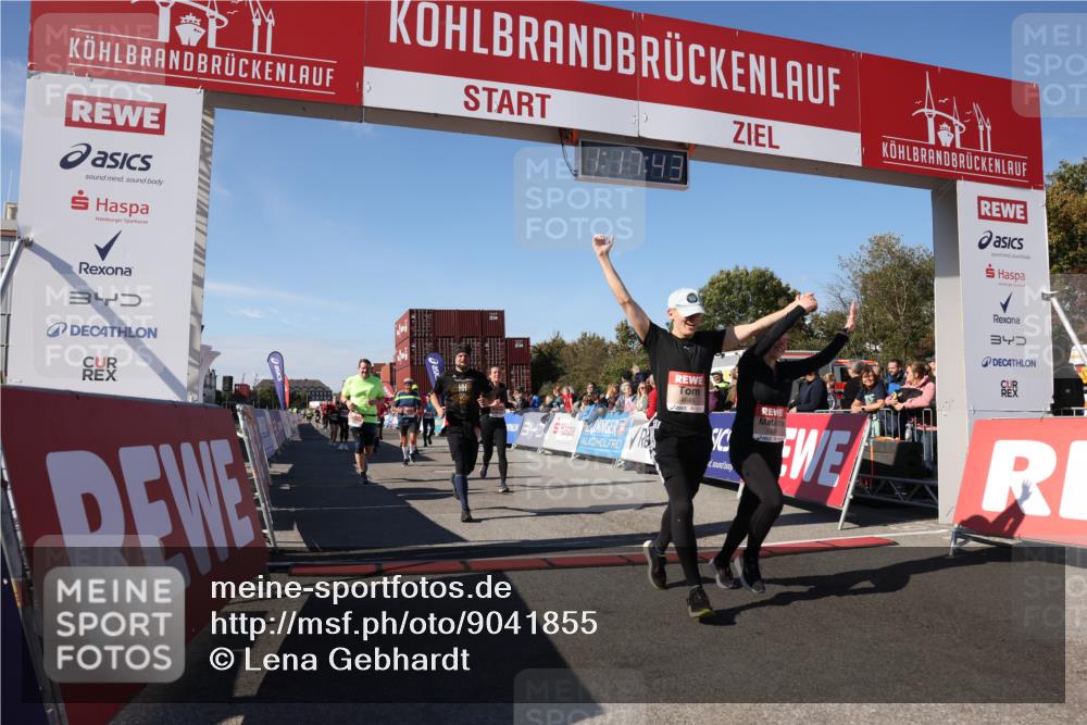 03.10.2025 - Köhlbrandbrückenlauf Lena Gebhardt http://msf.ph/oto/9041855 03.10.2025 13:17:44 Ziel 4410, 4645, 4679, 4829, 5168, 5339, 5685, 5731, 5732, 5906, 5909, 5917, 6331, 6388, 6485, 6704 meine-sportfotos.de