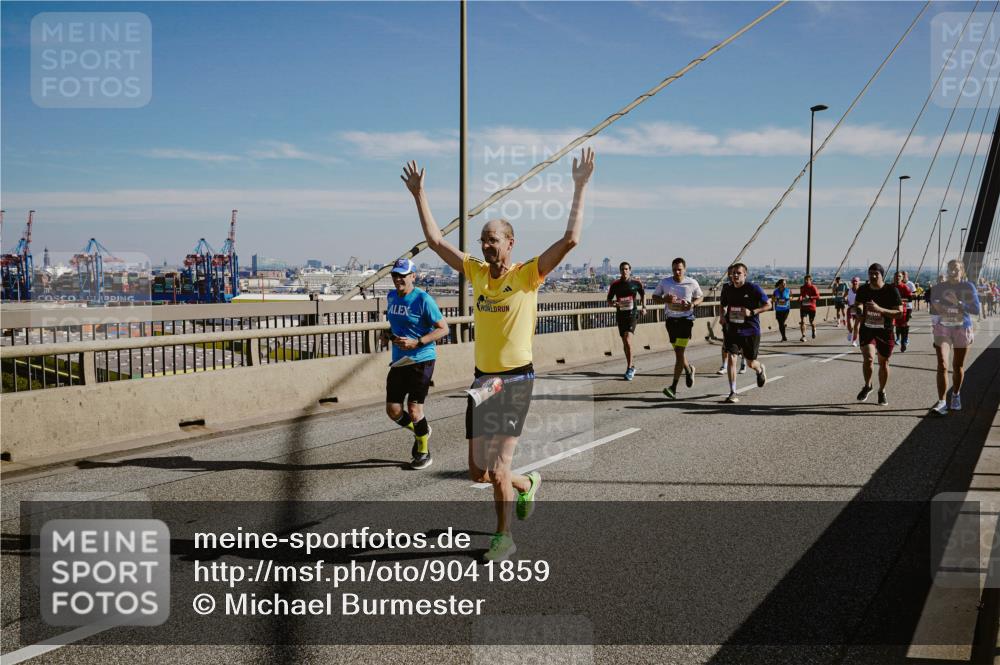 03.10.2025 - Köhlbrandbrückenlauf Michael Burmester http://msf.ph/oto/9041859 03.10.2025 12:23:09 Position 1  meine-sportfotos.de