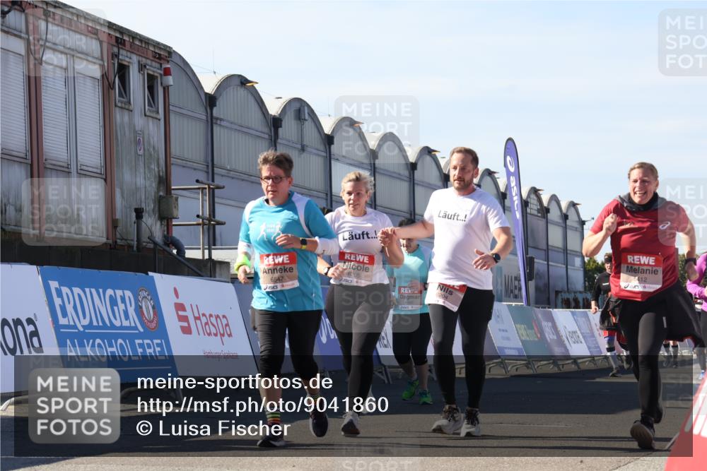 03.10.2025 - Köhlbrandbrückenlauf Luisa Fischer http://msf.ph/oto/9041860 03.10.2025 13:35:14 Ziel 4886, 5279, 5360, 5412, 5427, 5557, 5604, 6204, 6205, 6265, 6547 meine-sportfotos.de