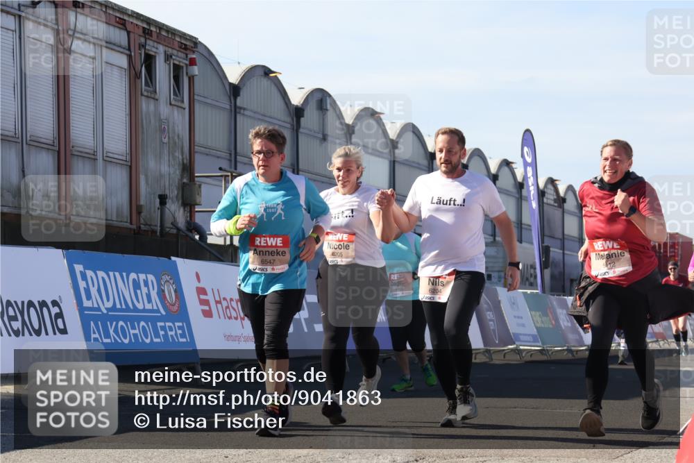 03.10.2025 - Köhlbrandbrückenlauf Luisa Fischer http://msf.ph/oto/9041863 03.10.2025 13:35:14 Ziel 4886, 5279, 5360, 5412, 5427, 5557, 5604, 6204, 6205, 6265, 6547 meine-sportfotos.de