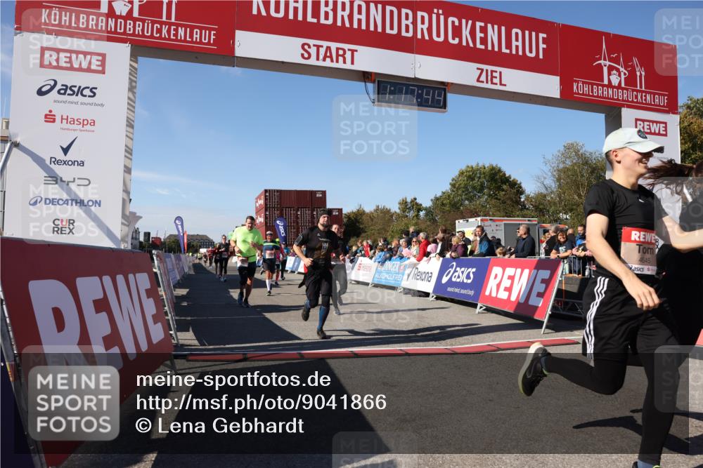 03.10.2025 - Köhlbrandbrückenlauf Lena Gebhardt http://msf.ph/oto/9041866 03.10.2025 13:17:44 Ziel 4410, 4645, 4679, 4829, 5168, 5339, 5685, 5731, 5732, 5906, 5909, 5917, 6331, 6388, 6485, 6704 meine-sportfotos.de