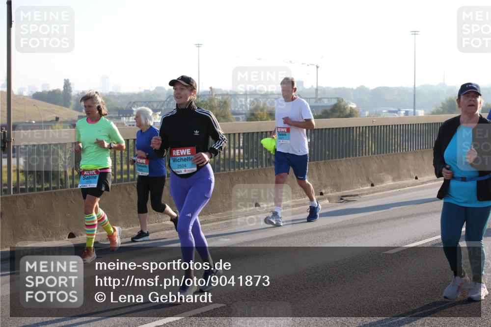 03.10.2025 - Köhlbrandbrückenlauf Lena Gebhardt http://msf.ph/oto/9041873 03.10.2025 09:25:47 Position 1 2524 meine-sportfotos.de