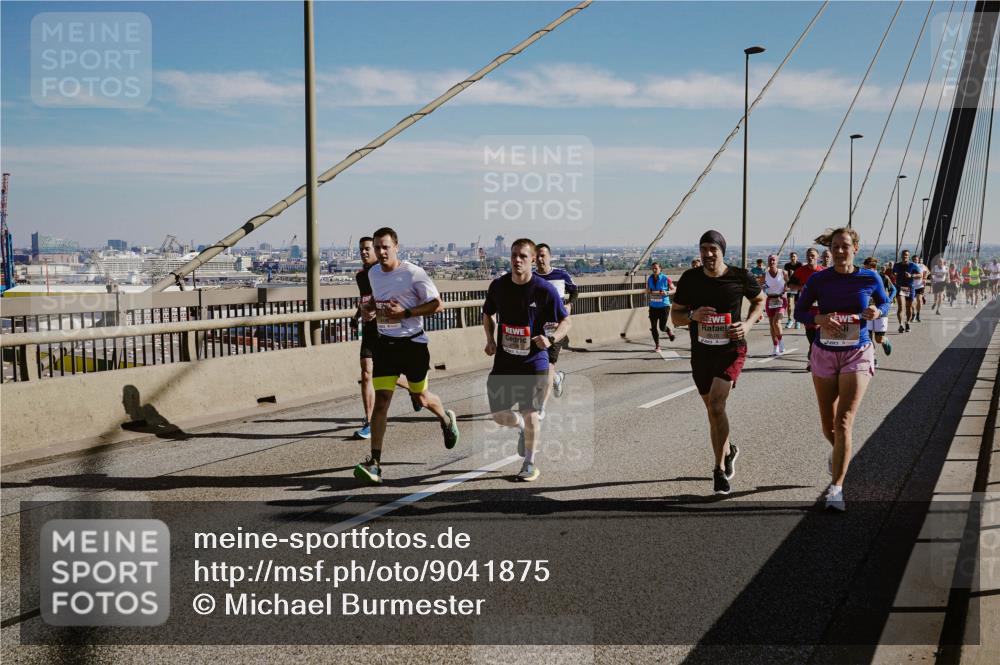 03.10.2025 - Köhlbrandbrückenlauf Michael Burmester http://msf.ph/oto/9041875 03.10.2025 12:23:11 Position 1  meine-sportfotos.de