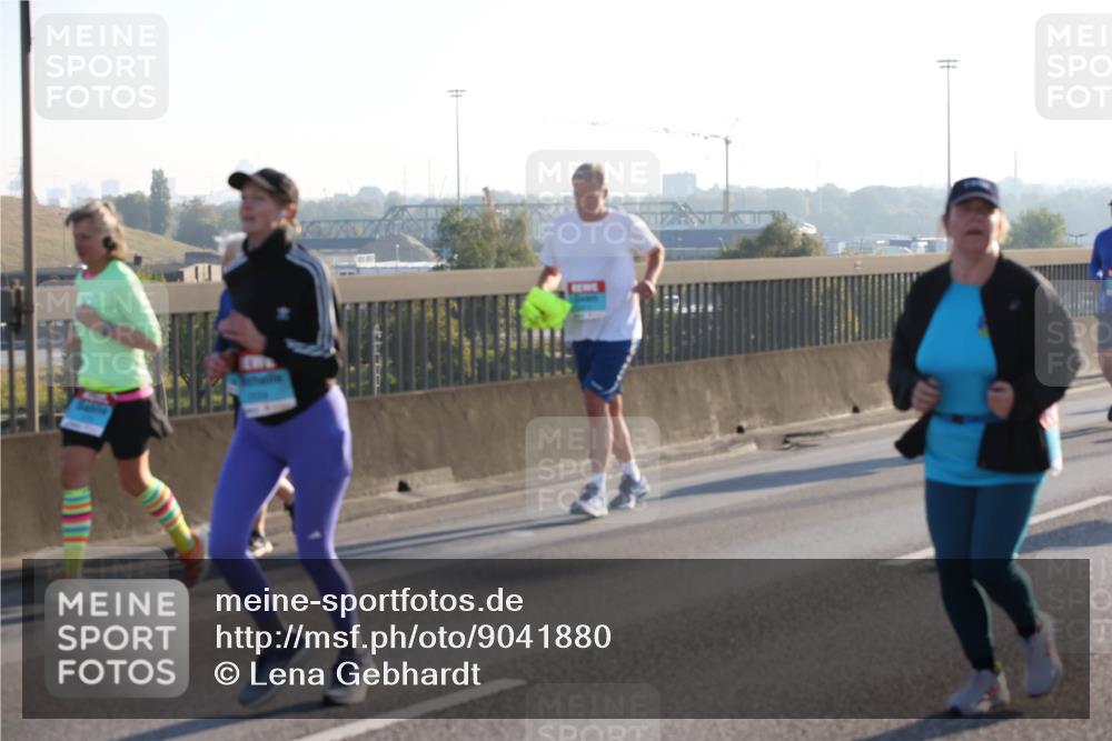 03.10.2025 - Köhlbrandbrückenlauf Lena Gebhardt http://msf.ph/oto/9041880 03.10.2025 09:25:47 Position 1  meine-sportfotos.de