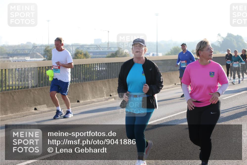 03.10.2025 - Köhlbrandbrückenlauf Lena Gebhardt http://msf.ph/oto/9041886 03.10.2025 09:25:48 Position 1  meine-sportfotos.de