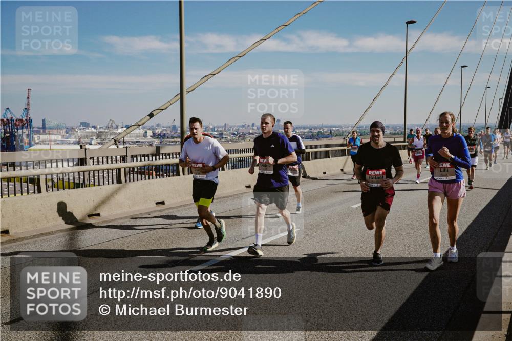 03.10.2025 - Köhlbrandbrückenlauf Michael Burmester http://msf.ph/oto/9041890 03.10.2025 12:23:11 Position 1  meine-sportfotos.de
