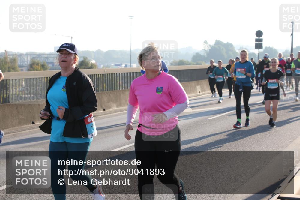 03.10.2025 - Köhlbrandbrückenlauf Lena Gebhardt http://msf.ph/oto/9041893 03.10.2025 09:25:48 Position 1  meine-sportfotos.de