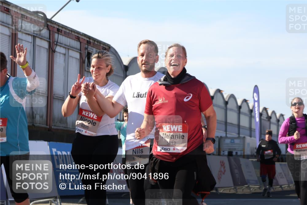 03.10.2025 - Köhlbrandbrückenlauf Luisa Fischer http://msf.ph/oto/9041896 03.10.2025 13:35:16 Ziel 4886, 5279, 5360, 5412, 5427, 6204, 6205, 6265, 6547 meine-sportfotos.de