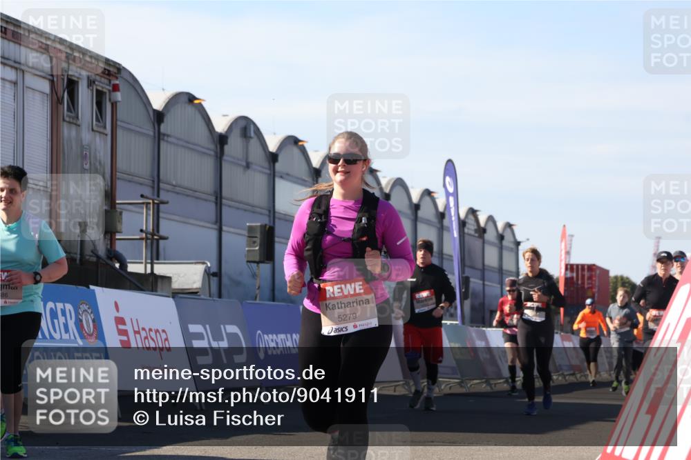 03.10.2025 - Köhlbrandbrückenlauf Luisa Fischer http://msf.ph/oto/9041911 03.10.2025 13:35:17 Ziel 4886, 5279, 5360, 5412, 5427, 6204, 6205, 6265, 6547 meine-sportfotos.de
