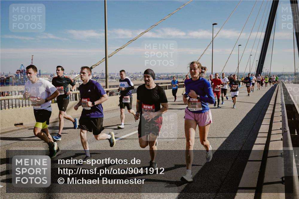 03.10.2025 - Köhlbrandbrückenlauf Michael Burmester http://msf.ph/oto/9041912 03.10.2025 12:23:12 Position 1 4203 meine-sportfotos.de