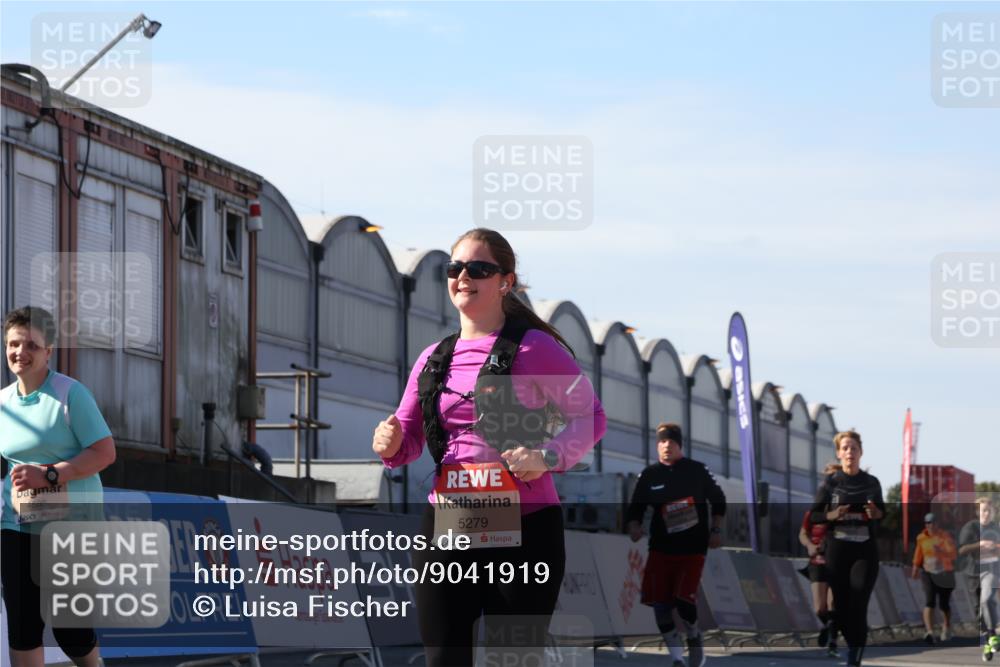 03.10.2025 - Köhlbrandbrückenlauf Luisa Fischer http://msf.ph/oto/9041919 03.10.2025 13:35:18 Ziel 4886, 5279, 5360, 5412, 5548, 5575, 6204, 6205, 6265, 6358, 6547 meine-sportfotos.de