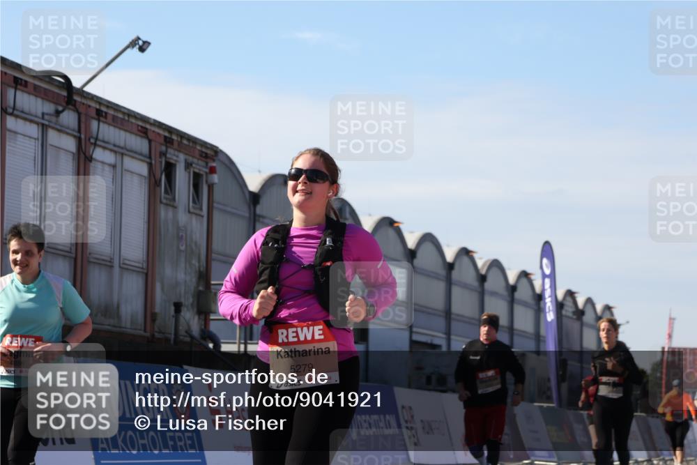 03.10.2025 - Köhlbrandbrückenlauf Luisa Fischer http://msf.ph/oto/9041921 03.10.2025 13:35:18 Ziel 4886, 5279, 5360, 5412, 5548, 5575, 6204, 6205, 6265, 6358, 6547 meine-sportfotos.de