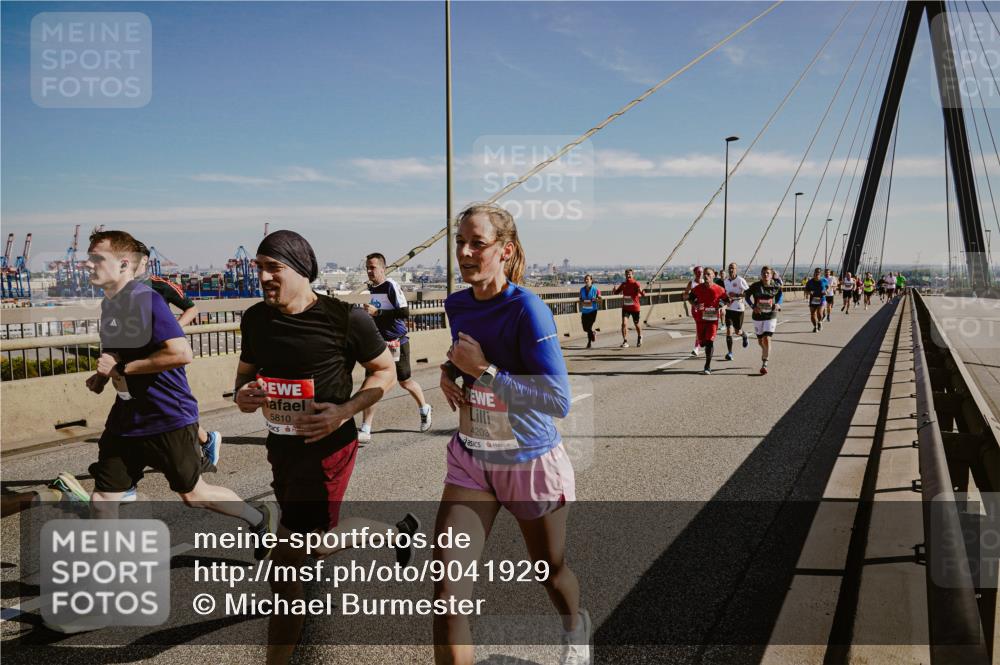 03.10.2025 - Köhlbrandbrückenlauf Michael Burmester http://msf.ph/oto/9041929 03.10.2025 12:23:12 Position 1 5810, 4203 meine-sportfotos.de
