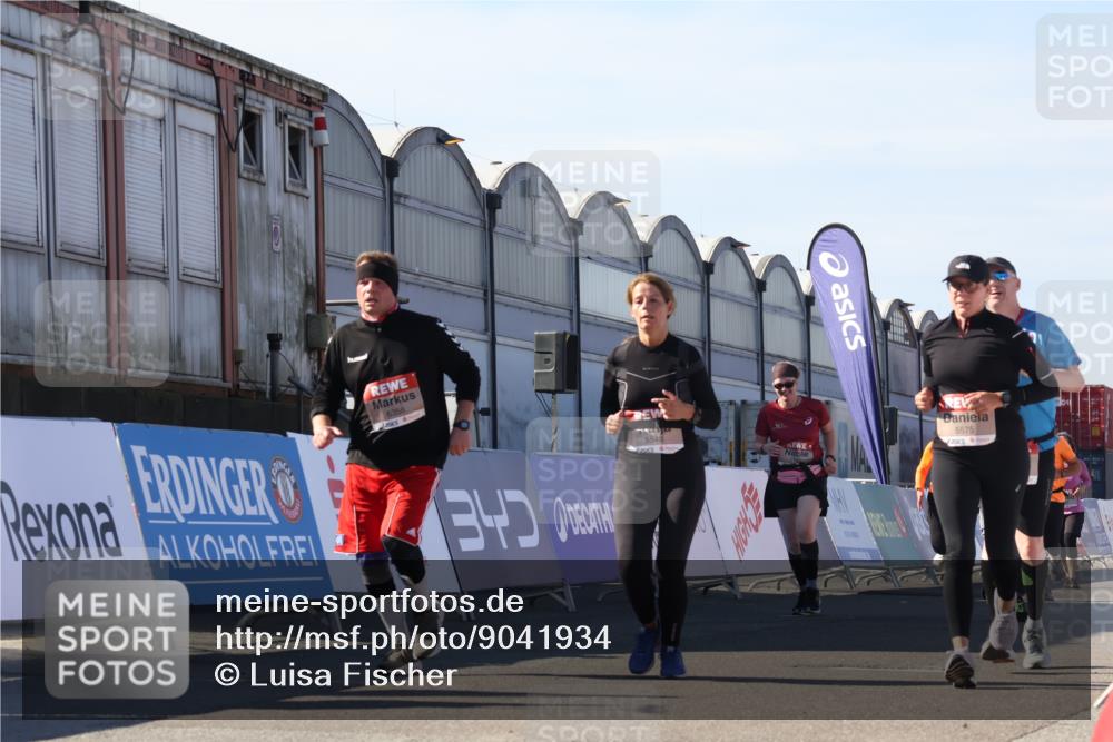 03.10.2025 - Köhlbrandbrückenlauf Luisa Fischer http://msf.ph/oto/9041934 03.10.2025 13:35:21 Ziel 4434, 4886, 4949, 5140, 5279, 5360, 5412, 5548, 5575, 6204, 6205, 6358, 6547 meine-sportfotos.de