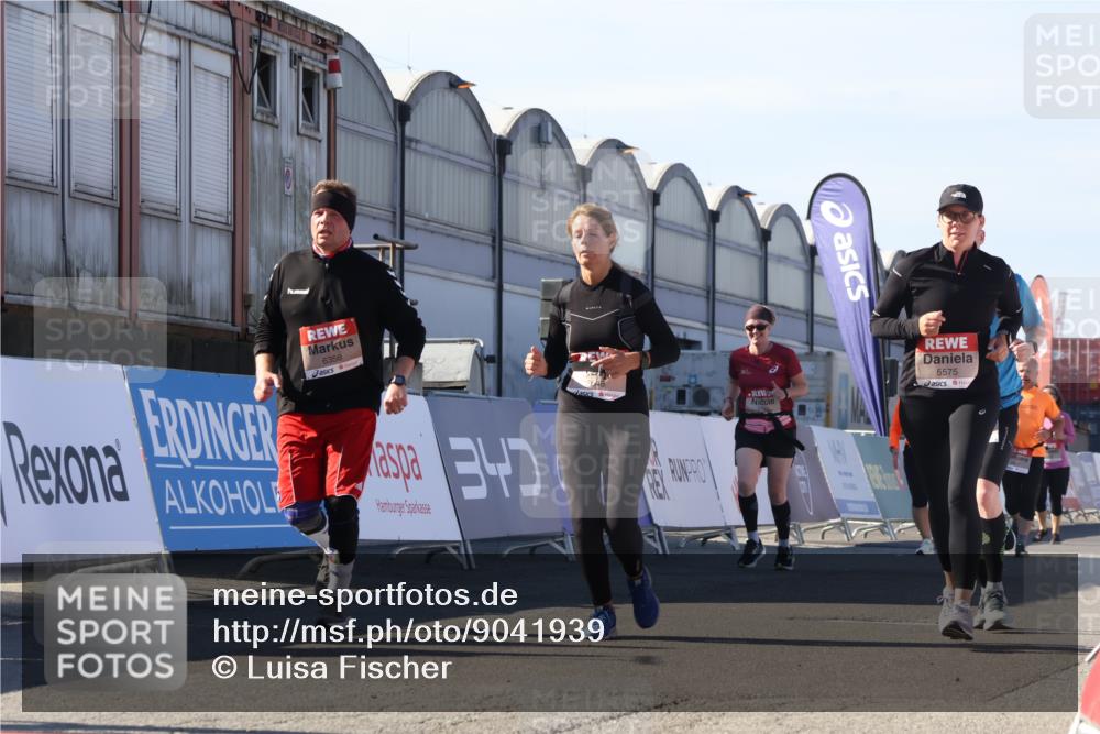 03.10.2025 - Köhlbrandbrückenlauf Luisa Fischer http://msf.ph/oto/9041939 03.10.2025 13:35:21 Ziel 4434, 4886, 4949, 5140, 5279, 5360, 5412, 5548, 5575, 6204, 6205, 6358, 6547 meine-sportfotos.de