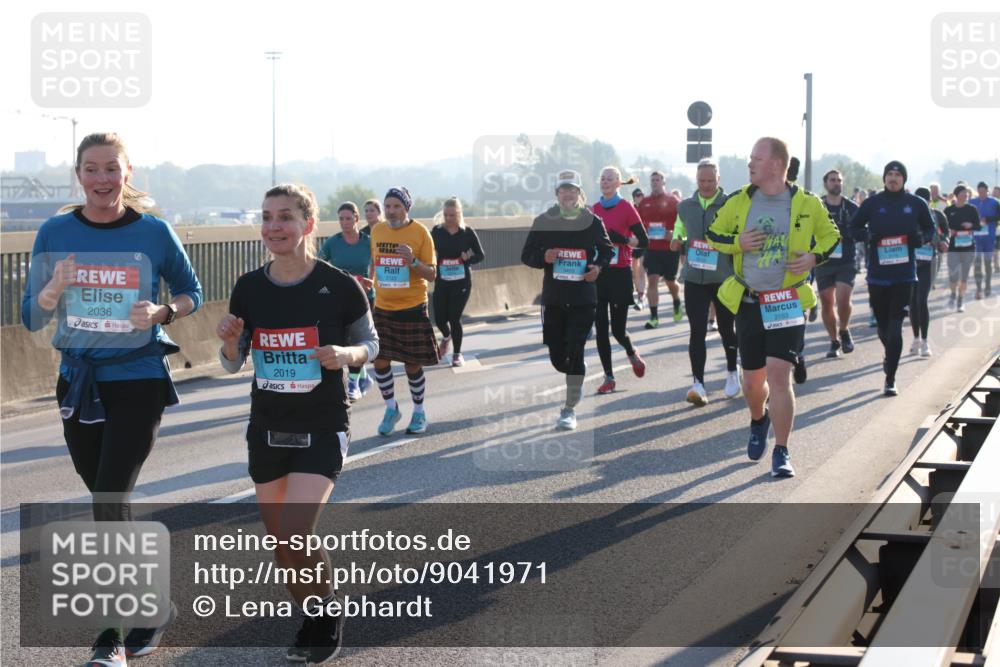 03.10.2025 - Köhlbrandbrückenlauf Lena Gebhardt http://msf.ph/oto/9041971 03.10.2025 09:25:51 Position 1 2036, 2019, 3122, 2153 meine-sportfotos.de