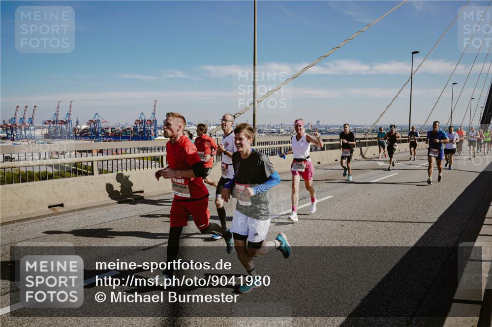 03.10.2025 - Köhlbrandbrückenlauf Michael Burmester http://msf.ph/oto/9041980 03.10.2025 12:23:15 Position 1  meine-sportfotos.de