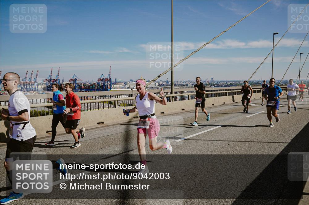 03.10.2025 - Köhlbrandbrückenlauf Michael Burmester http://msf.ph/oto/9042003 03.10.2025 12:23:16 Position 1  meine-sportfotos.de