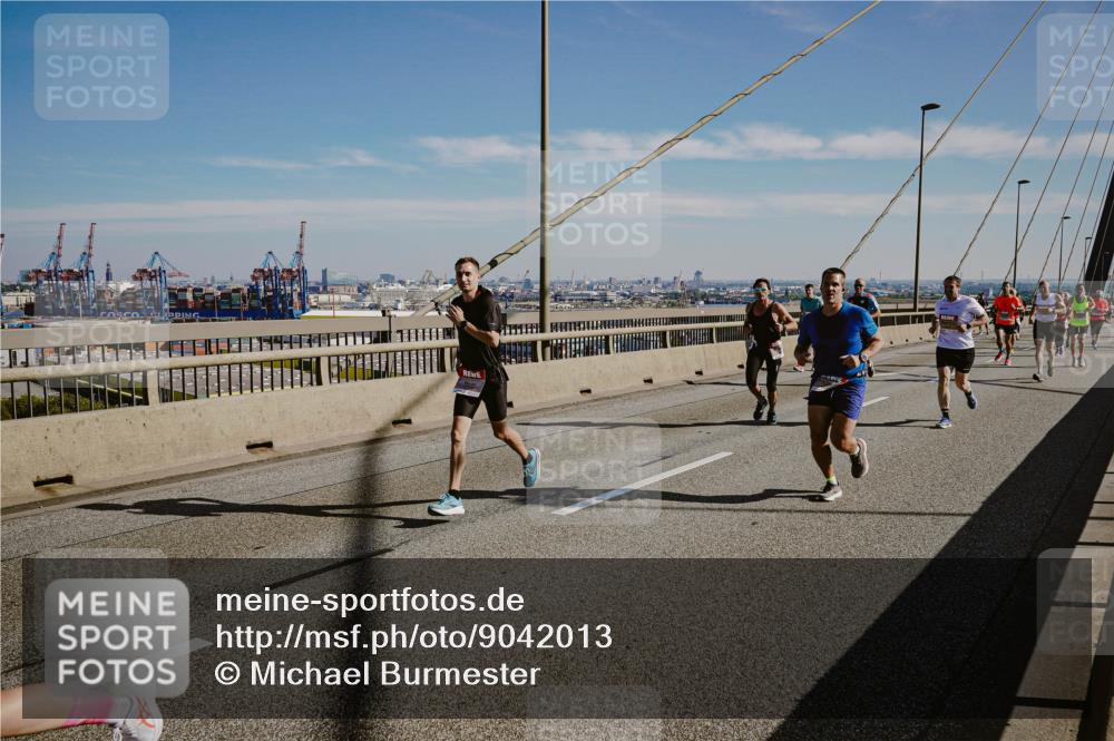 03.10.2025 - Köhlbrandbrückenlauf Michael Burmester http://msf.ph/oto/9042013 03.10.2025 12:23:16 Position 1  meine-sportfotos.de