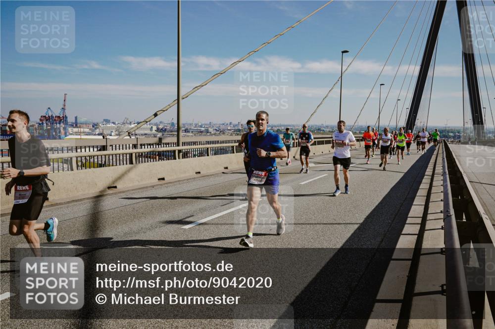 03.10.2025 - Köhlbrandbrückenlauf Michael Burmester http://msf.ph/oto/9042020 03.10.2025 12:23:17 Position 1  meine-sportfotos.de