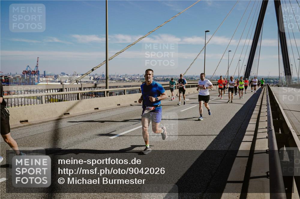 03.10.2025 - Köhlbrandbrückenlauf Michael Burmester http://msf.ph/oto/9042026 03.10.2025 12:23:17 Position 1  meine-sportfotos.de