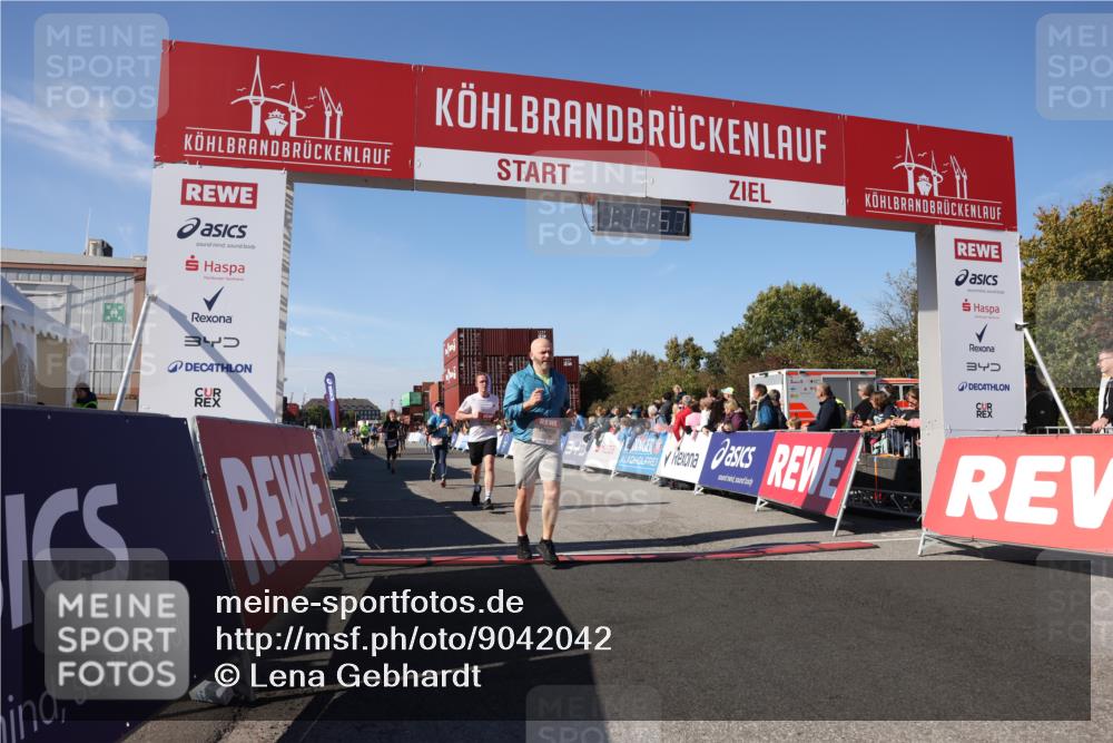 03.10.2025 - Köhlbrandbrückenlauf Lena Gebhardt http://msf.ph/oto/9042042 03.10.2025 13:17:57 Ziel 4333, 4366, 4682, 4829, 5129, 5168, 5685, 5731, 5732, 5917, 6153, 6435, 6485 meine-sportfotos.de