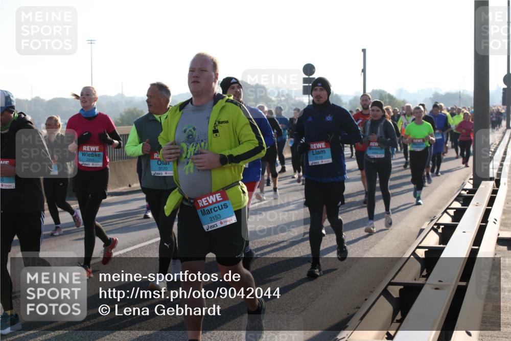 03.10.2025 - Köhlbrandbrückenlauf Lena Gebhardt http://msf.ph/oto/9042044 03.10.2025 09:25:54 Position 1 55, 2255, 3120, 2153, 3119 meine-sportfotos.de