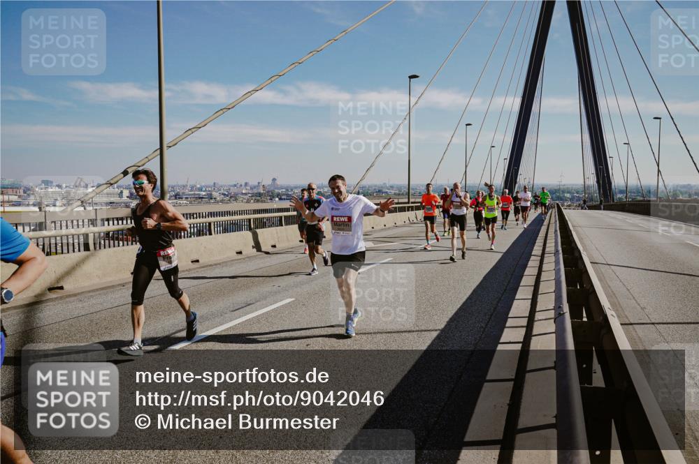 03.10.2025 - Köhlbrandbrückenlauf Michael Burmester http://msf.ph/oto/9042046 03.10.2025 12:23:18 Position 1  meine-sportfotos.de