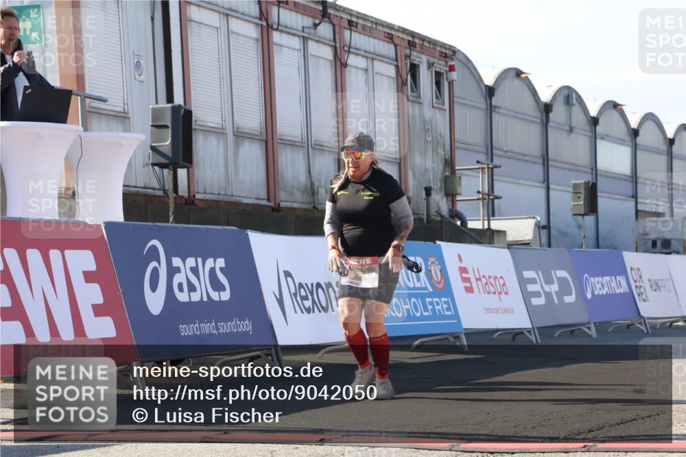 03.10.2025 - Köhlbrandbrückenlauf Luisa Fischer http://msf.ph/oto/9042050 03.10.2025 13:35:51 Ziel 6079, 6292, 6508 meine-sportfotos.de
