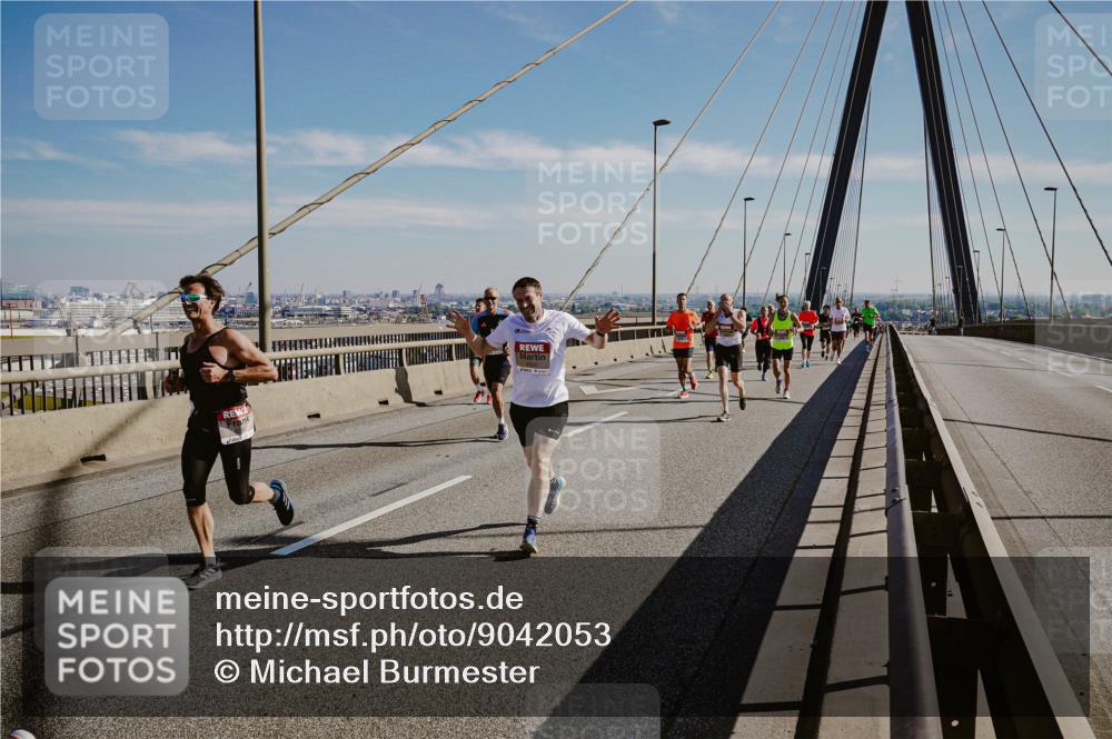 03.10.2025 - Köhlbrandbrückenlauf Michael Burmester http://msf.ph/oto/9042053 03.10.2025 12:23:18 Position 1  meine-sportfotos.de