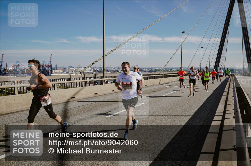 03.10.2025 - Köhlbrandbrückenlauf Michael Burmester http://msf.ph/oto/9042060 03.10.2025 12:23:19 Position 1  meine-sportfotos.de