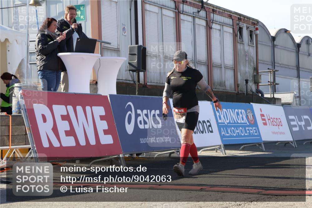 03.10.2025 - Köhlbrandbrückenlauf Luisa Fischer http://msf.ph/oto/9042063 03.10.2025 13:35:51 Ziel 6079, 6292, 6508 meine-sportfotos.de