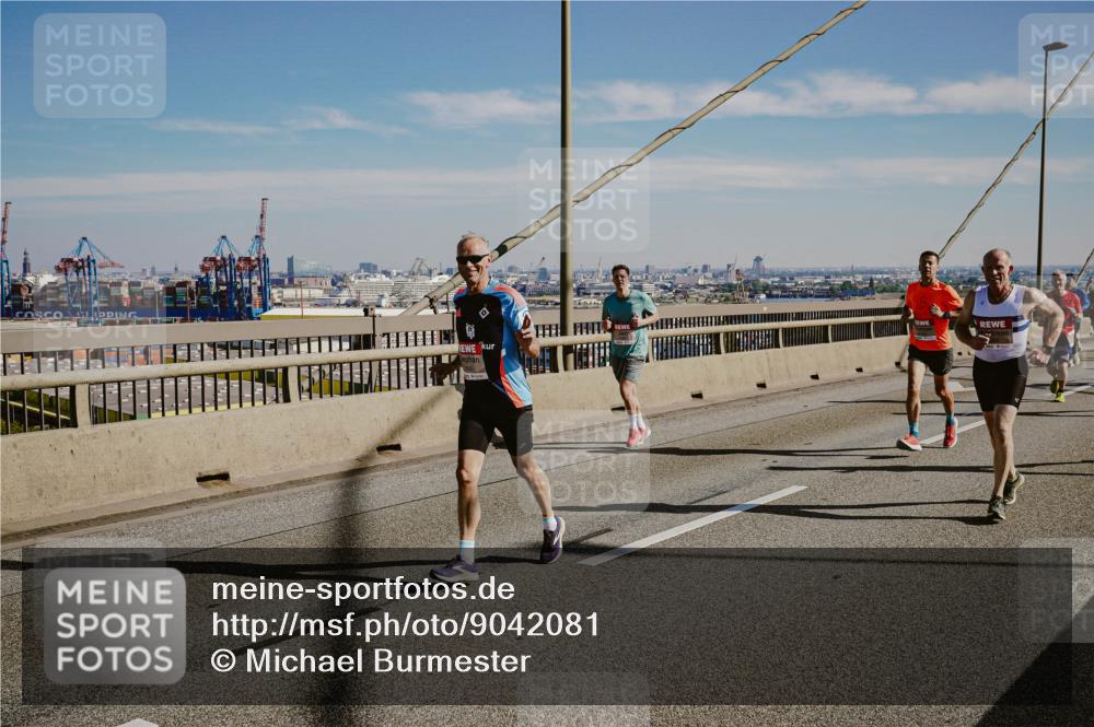 03.10.2025 - Köhlbrandbrückenlauf Michael Burmester http://msf.ph/oto/9042081 03.10.2025 12:23:20 Position 1  meine-sportfotos.de