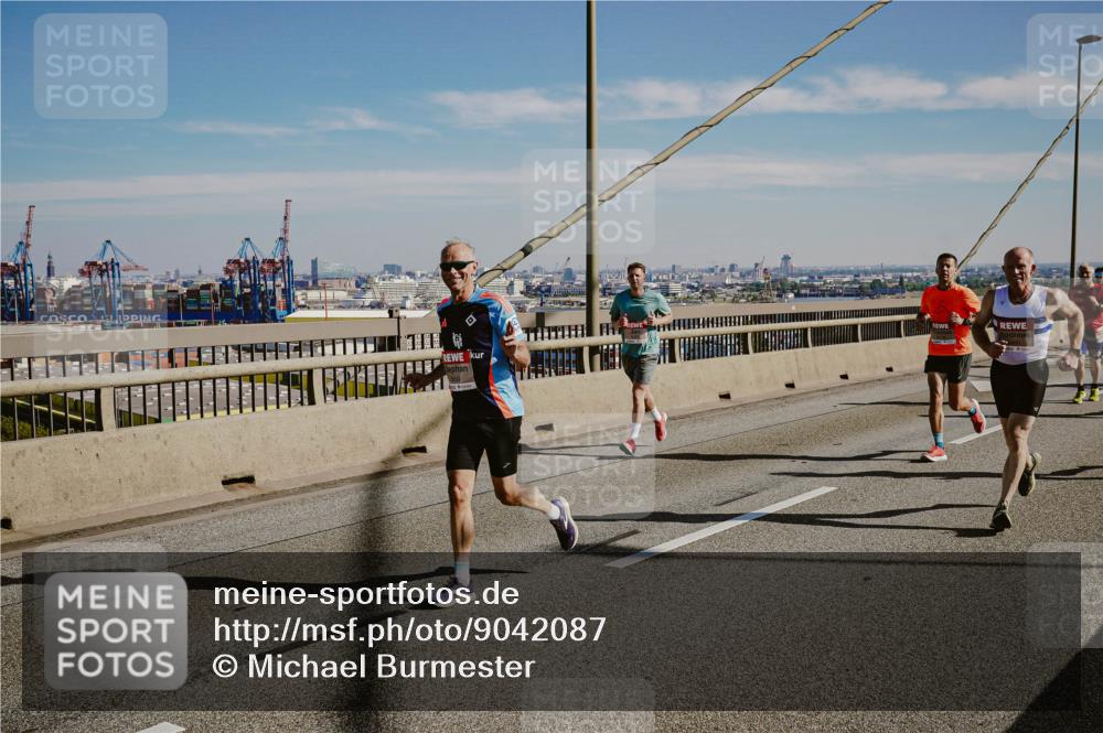 03.10.2025 - Köhlbrandbrückenlauf Michael Burmester http://msf.ph/oto/9042087 03.10.2025 12:23:20 Position 1  meine-sportfotos.de