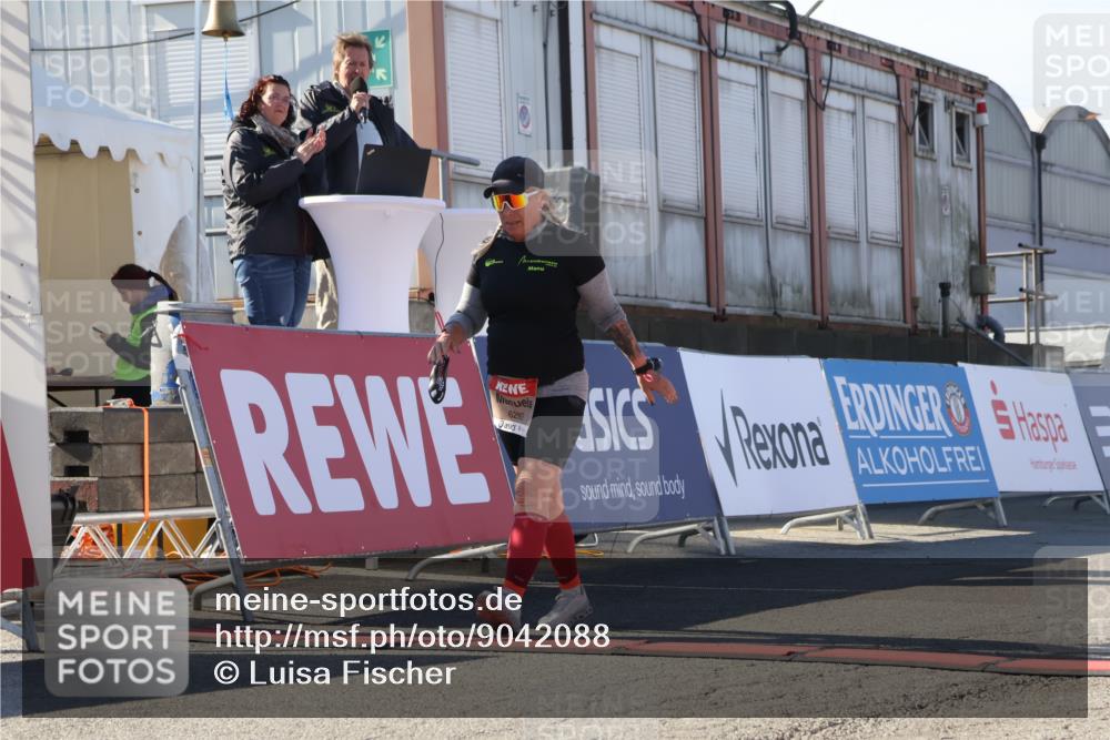 03.10.2025 - Köhlbrandbrückenlauf Luisa Fischer http://msf.ph/oto/9042088 03.10.2025 13:35:52 Ziel 6079, 6292, 6508 meine-sportfotos.de