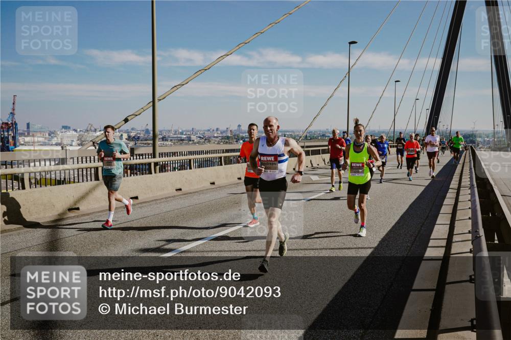 03.10.2025 - Köhlbrandbrückenlauf Michael Burmester http://msf.ph/oto/9042093 03.10.2025 12:23:21 Position 1  meine-sportfotos.de