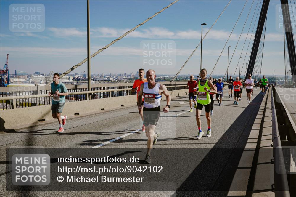 03.10.2025 - Köhlbrandbrückenlauf Michael Burmester http://msf.ph/oto/9042102 03.10.2025 12:23:21 Position 1  meine-sportfotos.de