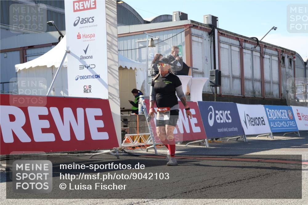 03.10.2025 - Köhlbrandbrückenlauf Luisa Fischer http://msf.ph/oto/9042103 03.10.2025 13:35:54 Ziel 4972, 6292 meine-sportfotos.de