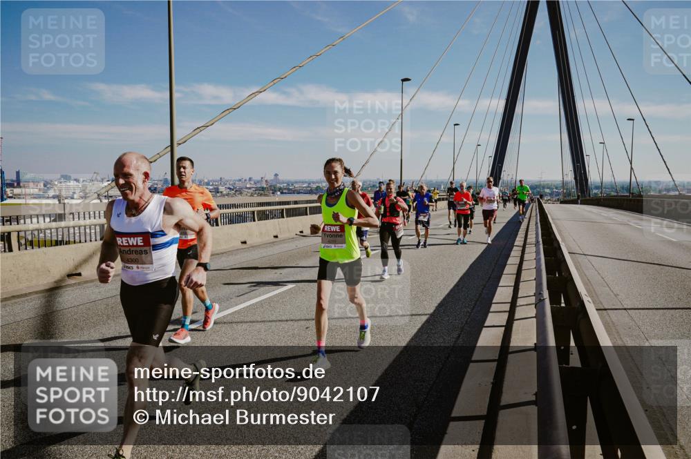 03.10.2025 - Köhlbrandbrückenlauf Michael Burmester http://msf.ph/oto/9042107 03.10.2025 12:23:22 Position 1 4300 meine-sportfotos.de
