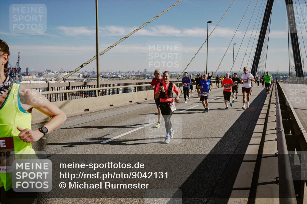 03.10.2025 - Köhlbrandbrückenlauf Michael Burmester http://msf.ph/oto/9042131 03.10.2025 12:23:23 Position 1  meine-sportfotos.de