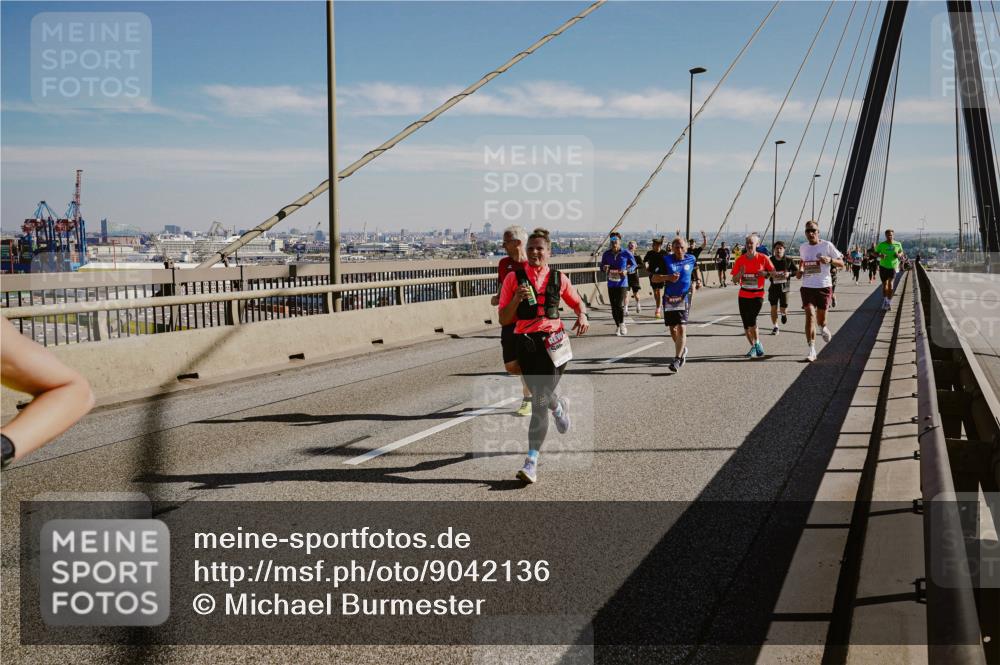 03.10.2025 - Köhlbrandbrückenlauf Michael Burmester http://msf.ph/oto/9042136 03.10.2025 12:23:23 Position 1  meine-sportfotos.de