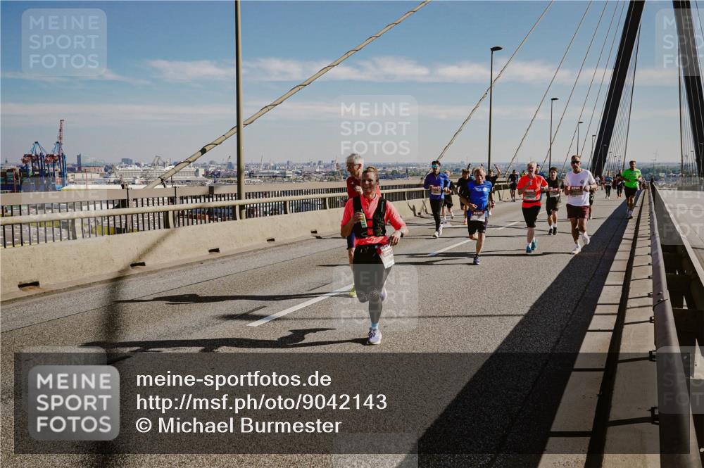 03.10.2025 - Köhlbrandbrückenlauf Michael Burmester http://msf.ph/oto/9042143 03.10.2025 12:23:23 Position 1  meine-sportfotos.de