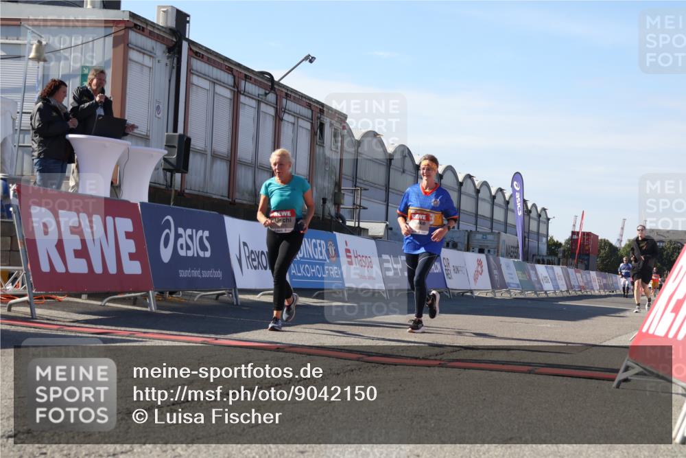 03.10.2025 - Köhlbrandbrückenlauf Luisa Fischer http://msf.ph/oto/9042150 03.10.2025 13:36:06 Ziel 4972, 5158, 6670 meine-sportfotos.de