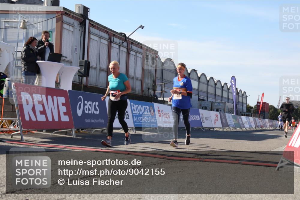 03.10.2025 - Köhlbrandbrückenlauf Luisa Fischer http://msf.ph/oto/9042155 03.10.2025 13:36:06 Ziel 4972, 5158, 6670 meine-sportfotos.de