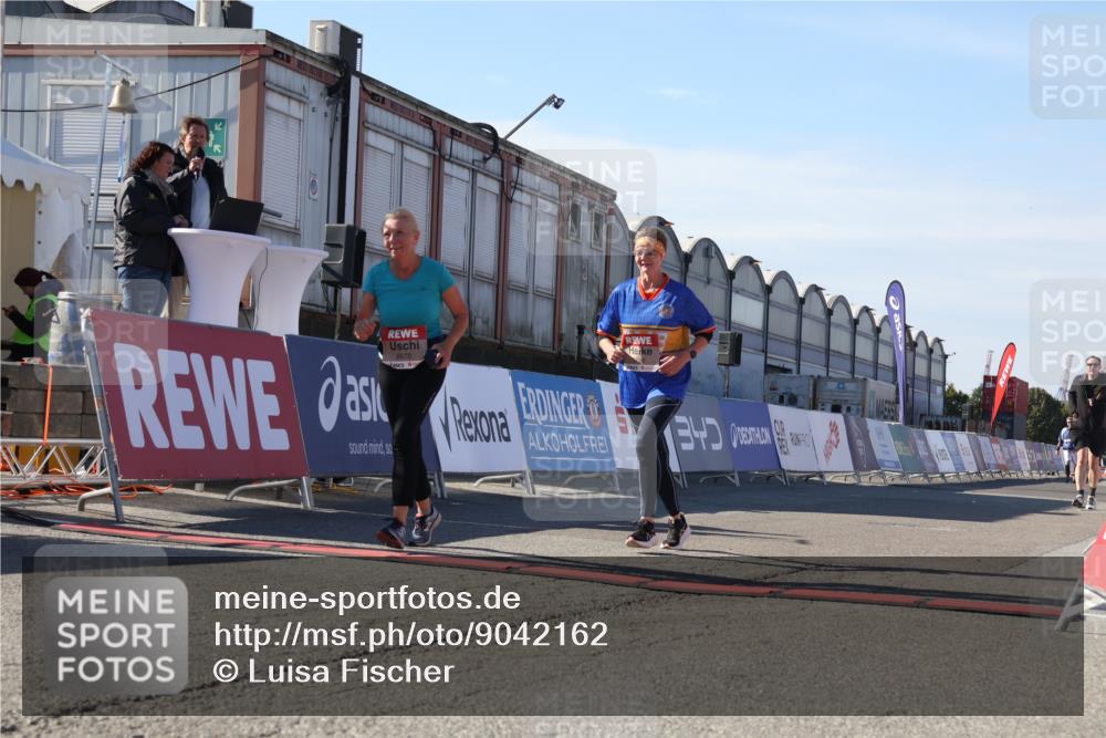 03.10.2025 - Köhlbrandbrückenlauf Luisa Fischer http://msf.ph/oto/9042162 03.10.2025 13:36:07 Ziel 4972, 5158, 6670 meine-sportfotos.de