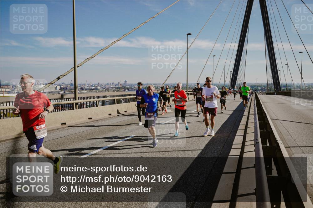 03.10.2025 - Köhlbrandbrückenlauf Michael Burmester http://msf.ph/oto/9042163 03.10.2025 12:23:24 Position 1  meine-sportfotos.de