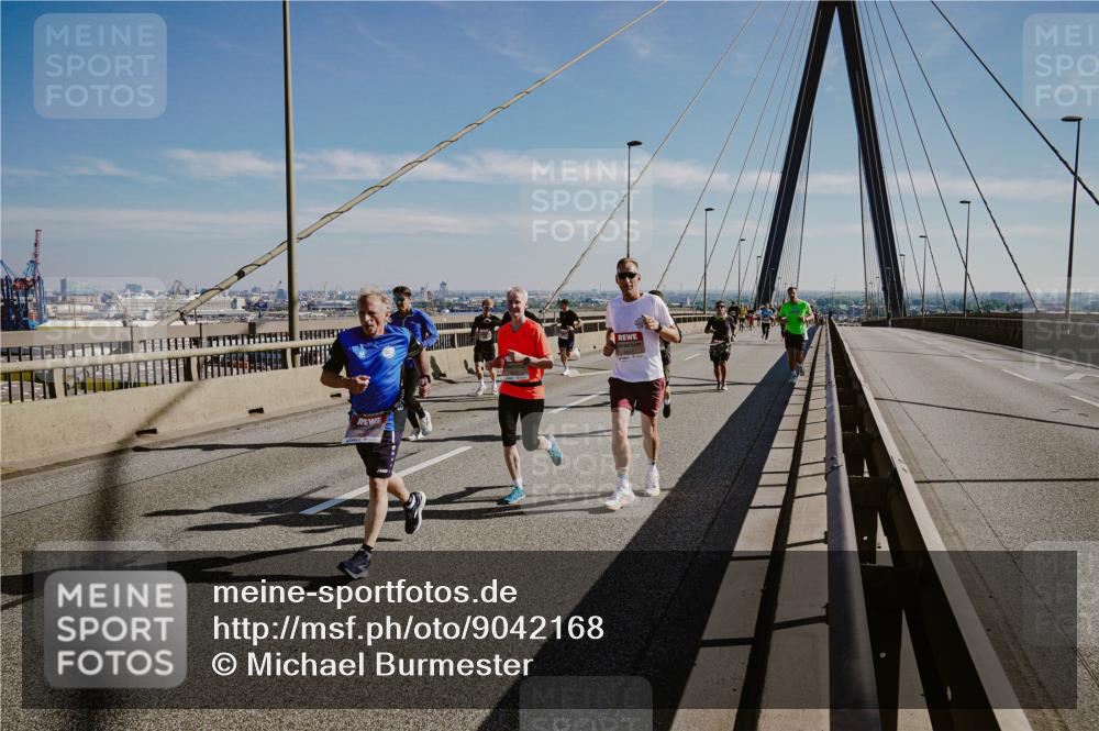 03.10.2025 - Köhlbrandbrückenlauf Michael Burmester http://msf.ph/oto/9042168 03.10.2025 12:23:25 Position 1  meine-sportfotos.de