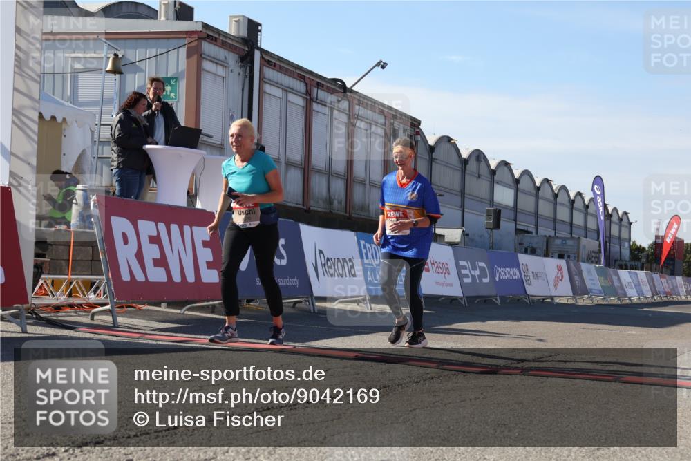 03.10.2025 - Köhlbrandbrückenlauf Luisa Fischer http://msf.ph/oto/9042169 03.10.2025 13:36:07 Ziel 4972, 5158, 6670 meine-sportfotos.de