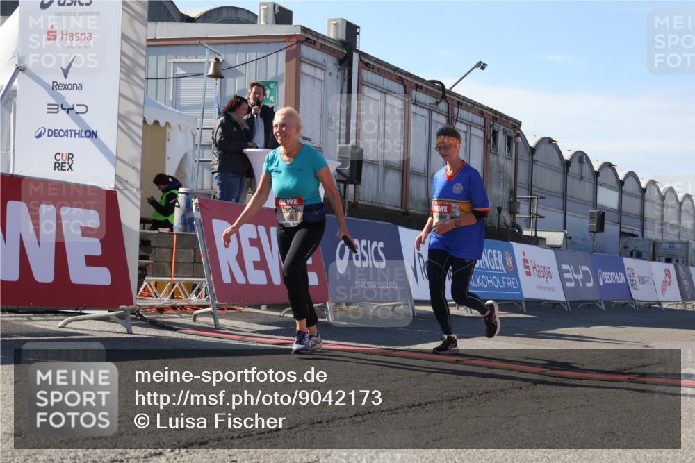 03.10.2025 - Köhlbrandbrückenlauf Luisa Fischer http://msf.ph/oto/9042173 03.10.2025 13:36:07 Ziel 4972, 5158, 6670 meine-sportfotos.de